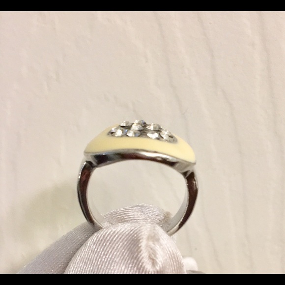 Oval Statement Ring NWT🏷 Size 5 - Picture 6 of 10